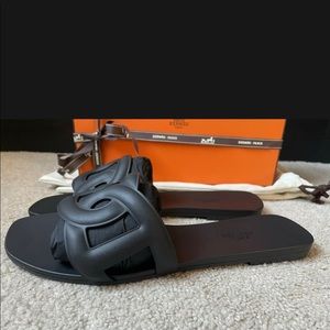 Used like new 99% 
Authentic HERMES
Rubber Aloha Sandals 35 Black full set